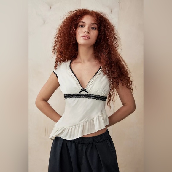 Kimchi Blue Tops - Kimchi Blue Cora Asymmetrical Ruffle Lace-Trim Blouse | Size S